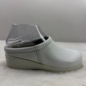 Cobbie cuddlers Womens Traveltime White Leather Wedge Walking Shoes Size 5